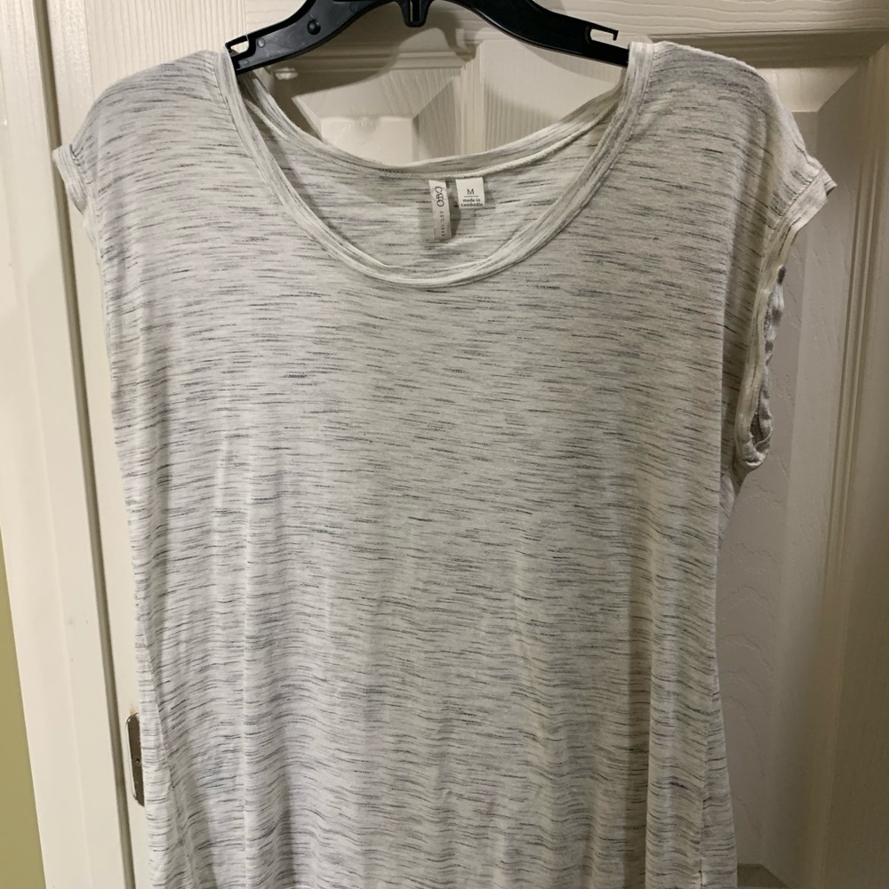 Casual tee with keyhole back